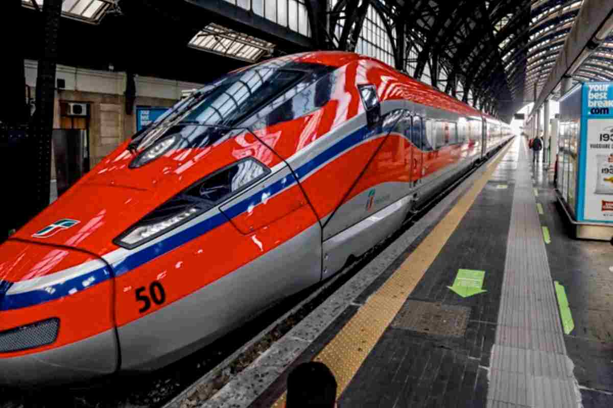 Il treno alta velocità fermo alla stazione