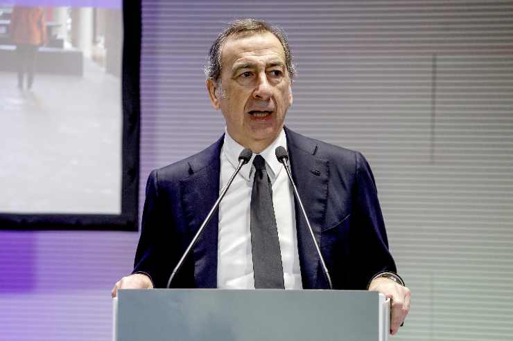 beppe sala al microfono